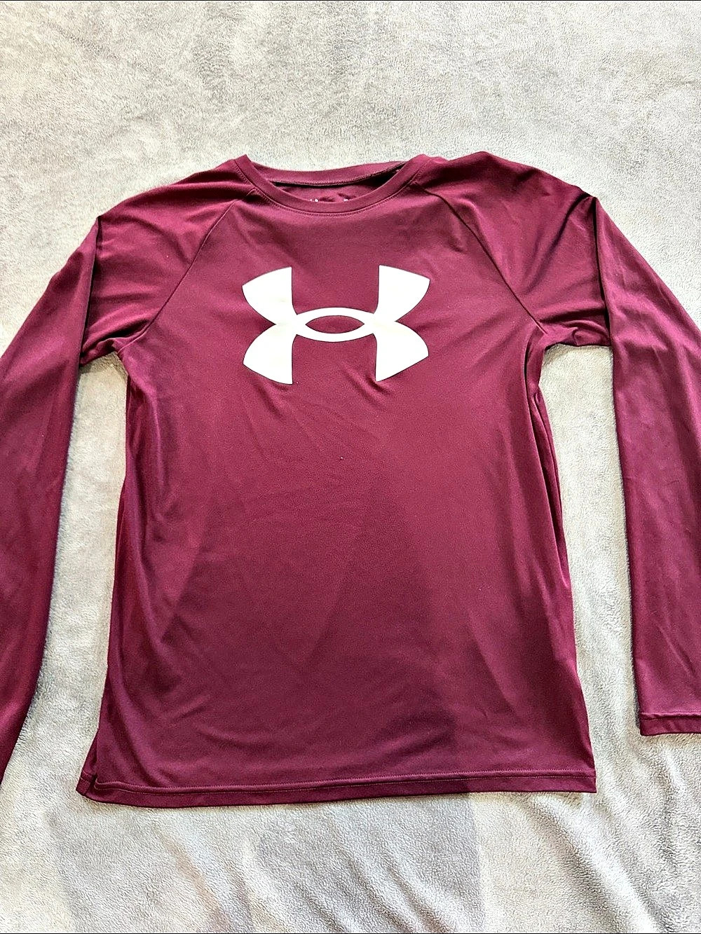 Under Armour HeatGear Long Sleeve Shirt in Maroon Youth Large Like New